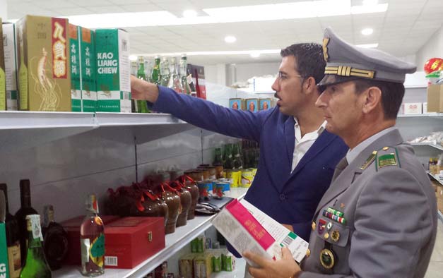 Militari del Corpo forestale dello Stato sequestrano merce contraffatta in Puglia