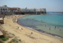 Gallipoli, stop a costume e torso nudo in città: multe per chi viola il divieto