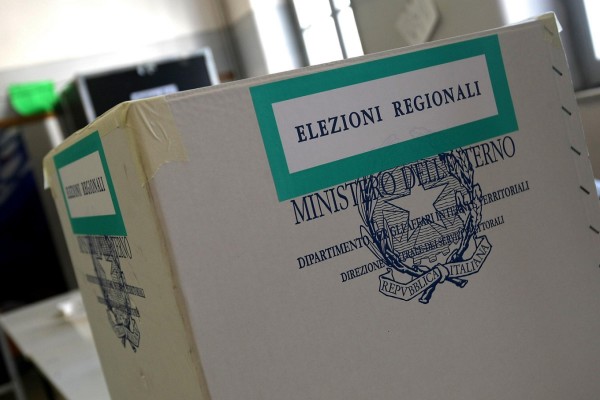 Regionali Puglia, depositate le liste: sfida ad 8 per la presidenza, oltre 1300 aspiranti consiglieri