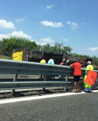 Casamassima: tir si ribalta, traffico paralizzato sulla Statale 100