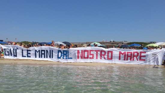 giu_le_mani_dal_nostro_mare
