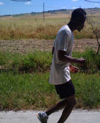 La prima volta di Tunji. Dalla Nigeria al Trail della Murgia dopo il dramma della traversata