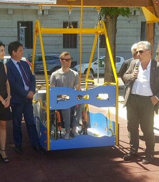 Bari, inaugurate le giostrine per disabili in Piazza Diaz