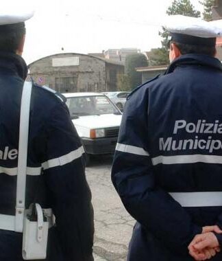 Lecce, sequestro di prodotti scaduti e senza etichette in alcuni esercizi commerciali
