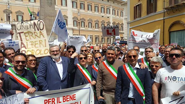 2017-05-11 Emiliano con 100 sindaci a Roma per chiedere incontro su TAP a governo-2
