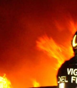 Bari, le fiamme distruggono un supermercato di Japigia