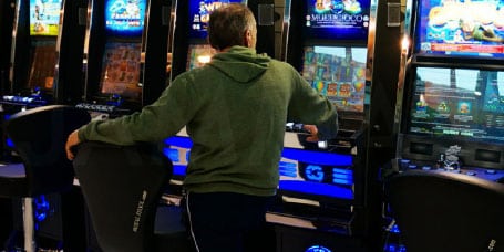 Azzardomafie: 157 miliardi giocati in Italia nel 2024 e 147 clan coinvolti nel business