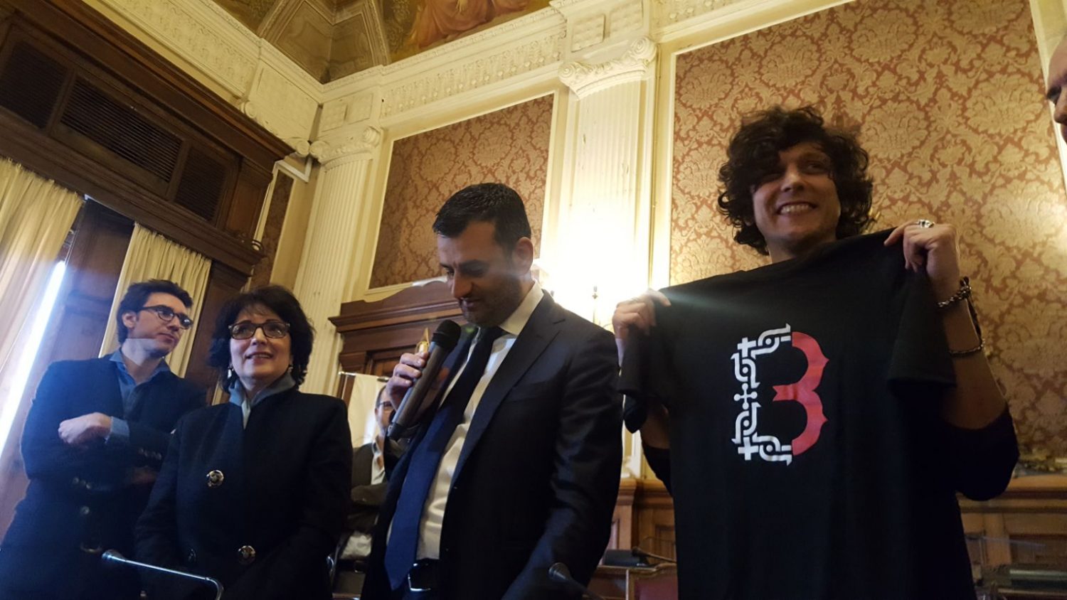 Bari, Ermal Meta riceve le chiavi della città