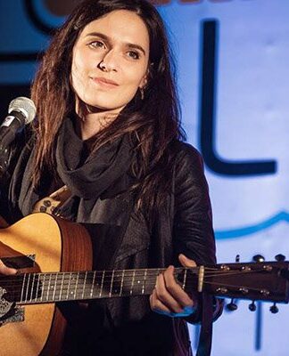 Erica Mou in concerto a Crispiano