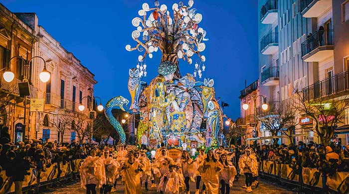 Carnevale di Putignano, ad agosto torna la festa più divertente dell'estate pugliese