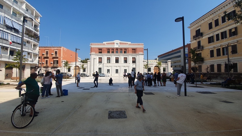 16-09-20 stamattina il sindaco Decaro in piazza Disfida di Barletta al termine dei lavori di riqualificazione_1