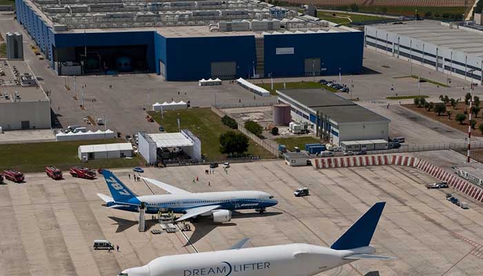 Boeing 787 Dreamliner and 747 Dreamlifter in Grottaglie