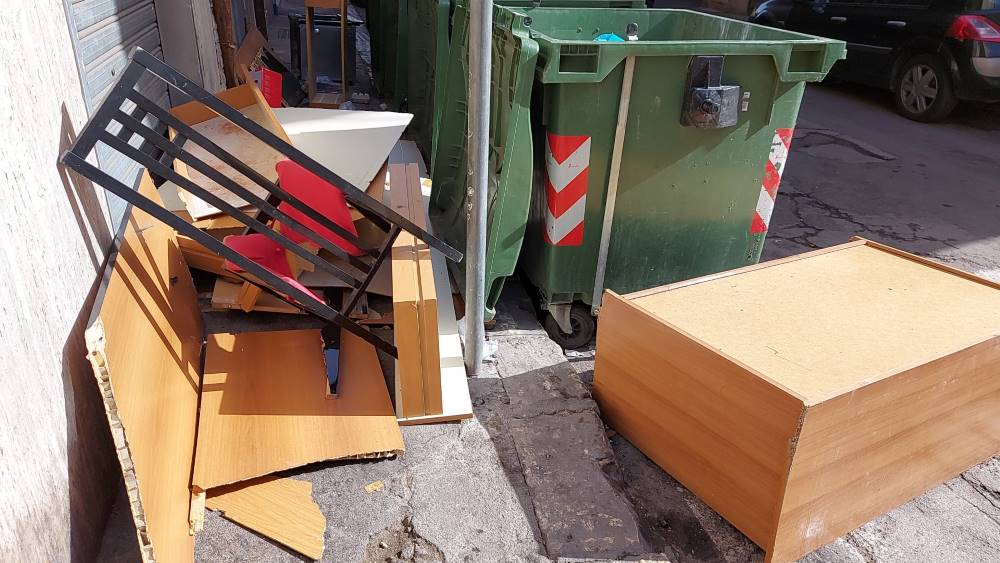Ingombranti per strada a Taranto (9)
