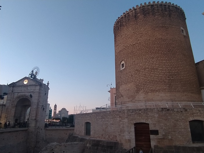 Bitonto - Veduta del Torrione angioino con Porta Baresana