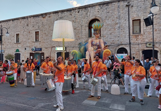 Bandita Band accanto all'opera ULTIMO GIRO DI DANZA