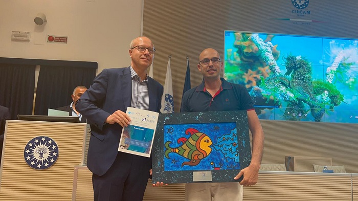 Vito Bruno premia il vincitore Enrico Ricchitelli