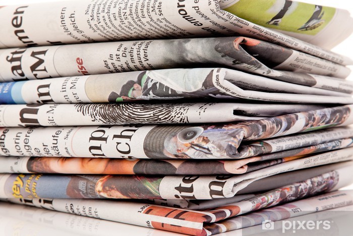 Stapel von alten Zeitungen und Zeitschriften