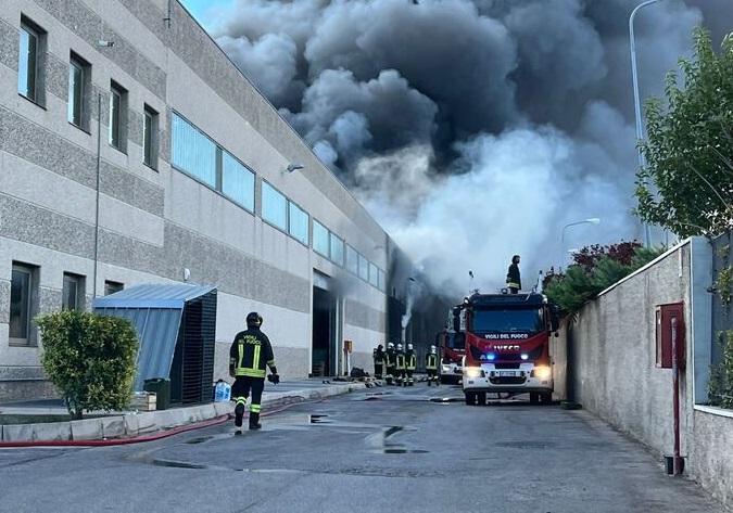 vigili-fuoco-incendio-capannone-modugno