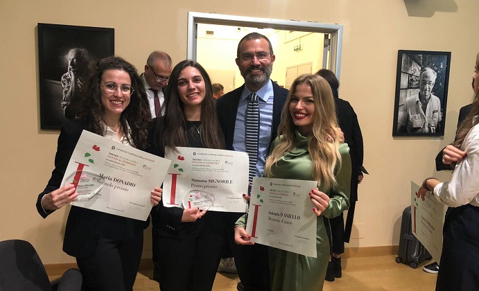 Le vincitrici del Poliba. Al centro la vincitrice, Simona Signorile. Tra loro anche il prof. Luigi De Filippis