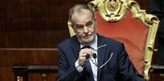 Calderoli presenta il progetto sull’Autonomia. Emiliano furioso: “E’ un atto ostile”