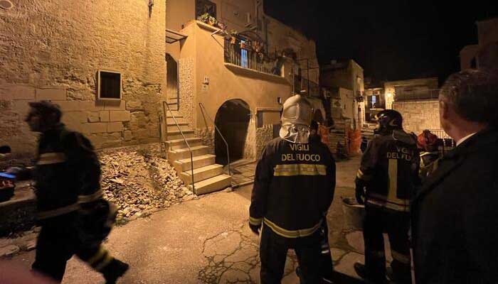 Crollo in una palazzina, salvi i due abitanti