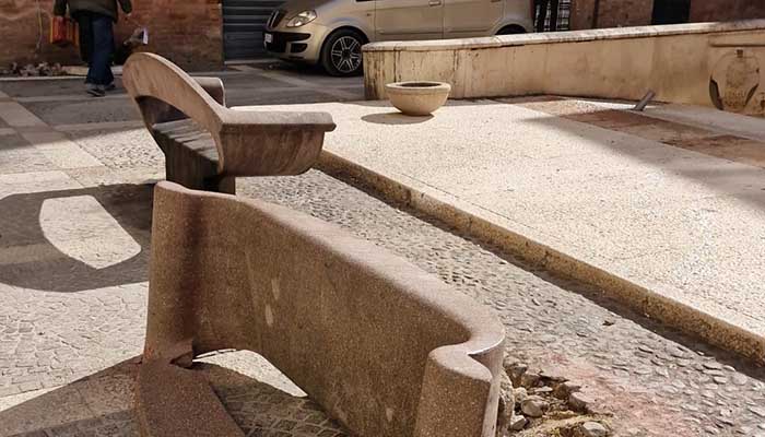 piazza-baldassarre-panchina-vandali-foggia