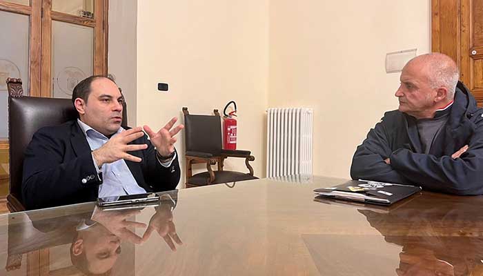 Il presidente Melucci durante l'incontro con il responsabile del WWF Taranto, De Vincentiis