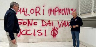 Vandali novax in azione: imbrattato il Policlinico di Bari