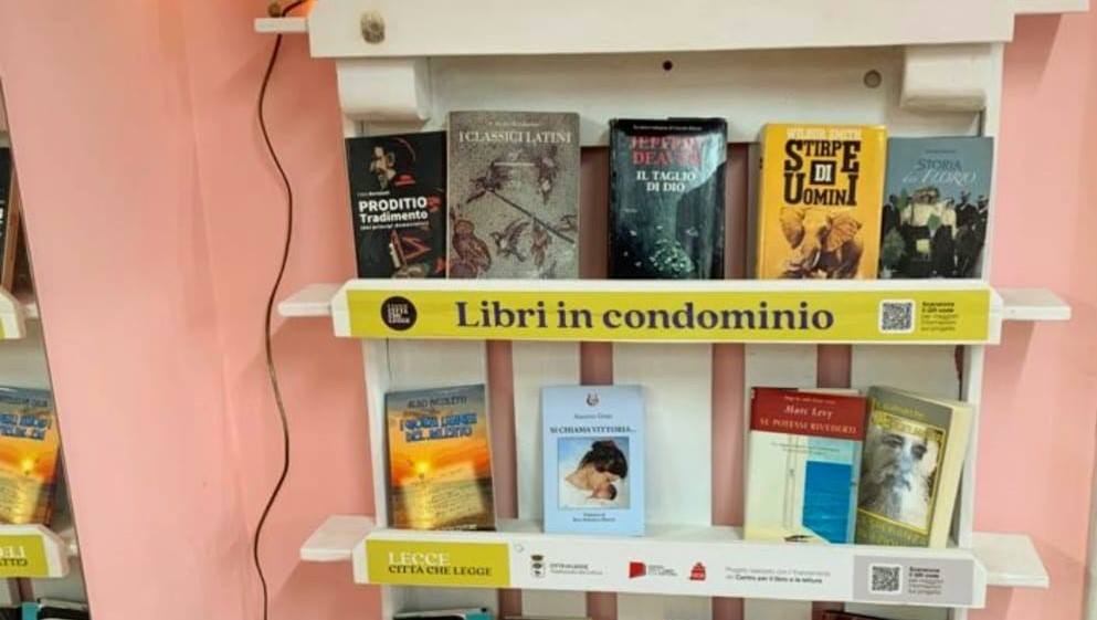 foto libreria allestita condoteca quartiere stadio