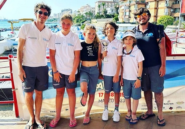 I giovani velisti di Ondabuena a sx coach Gianlorenzo Sion