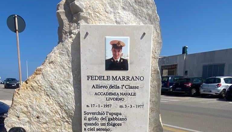 Stele dedicata a Fedele Marrano in Largo Marrano, Lungomare Marina Italiana Giovinazzo