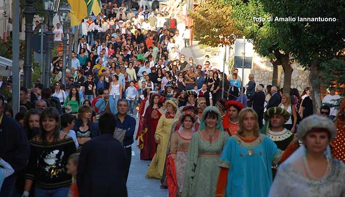 Pietra Suoni Sapori Colori la parata
