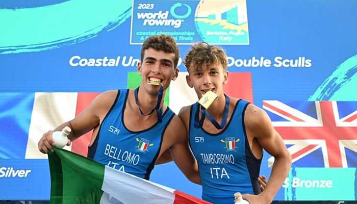 Mondiale Coastal Rowing - Bellomo e Tamborrino con oro in bocca e bandiera