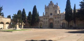 Cimitero di Lecce: orario continuato e servizio navetta per il 2 novembre