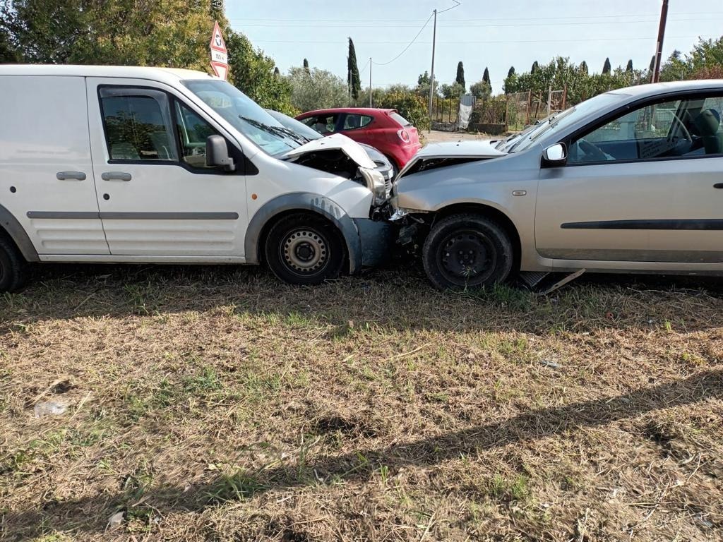 Incidente ad Adelfia, auto senza revisione ed assicurazione contro un furgone