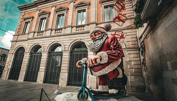 Babbo Natale in monopattino