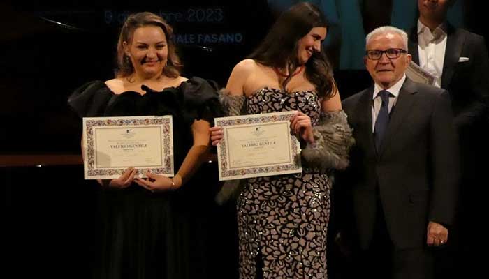 Le vincitrici Oksana Pynchuk e Juliette Chauvet con il presidente del Premio, Nicola Gentile