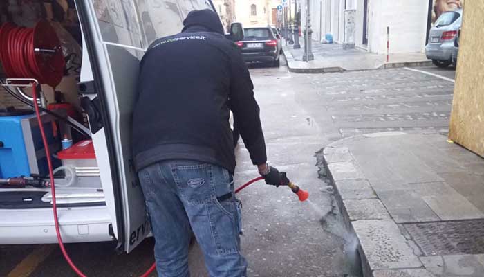lavori di disinfestazione in centro lecce