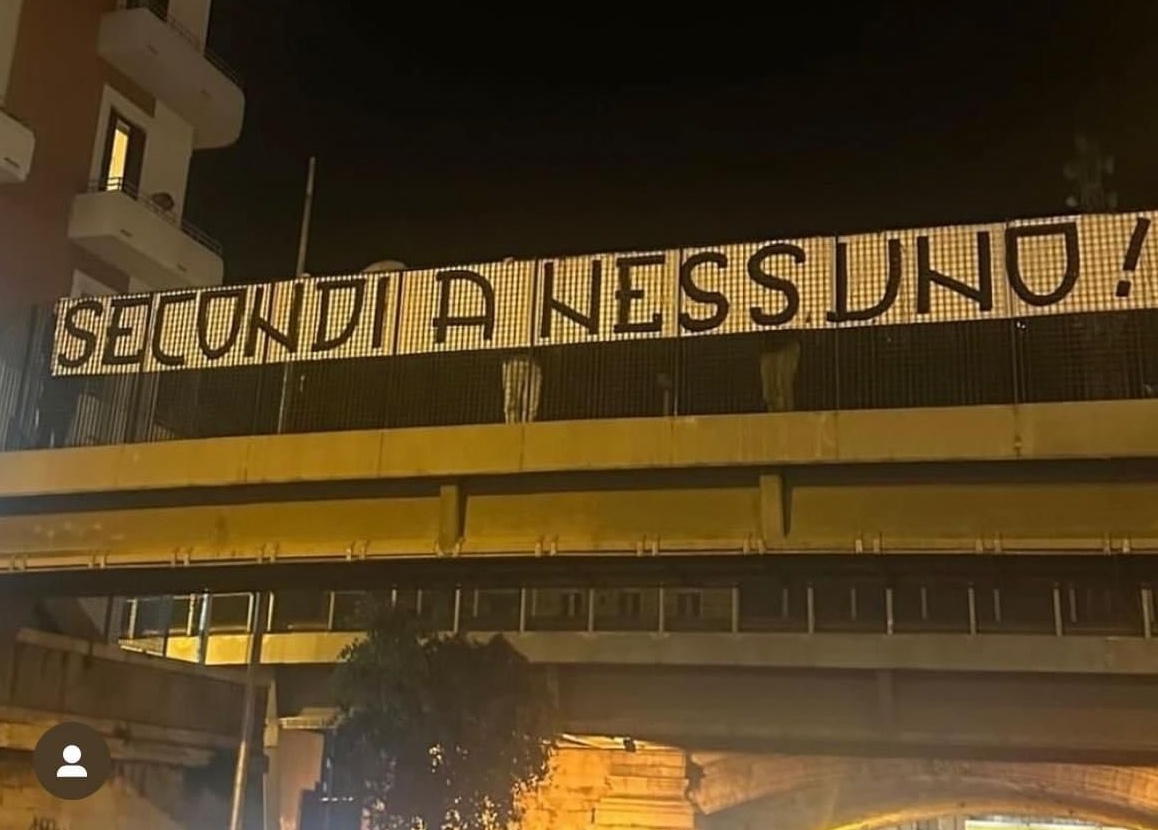 striscioni contro de laurentiis1
