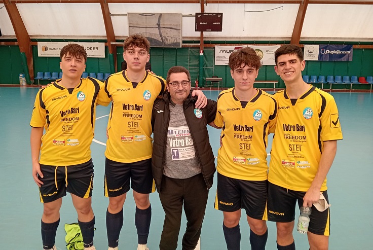 Il presidente Mazzarisi con alcuni componenti dell'U19