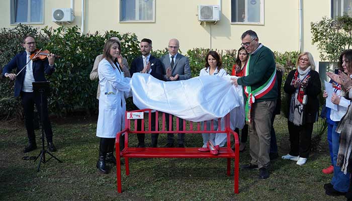 Panchina Rossa giardino San Giovanni di Dio Adelfia