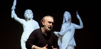 Teatro, a Brindisi in piazza Duomo storie di Dei e uomini dal Monte Olimpo