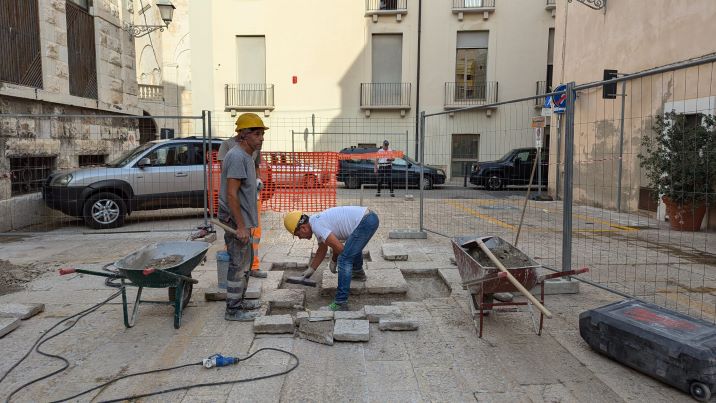 08-10-24 ripristino basole nella città vecchia_oggi l’avvio dei lavori alla presenza del sindaco e dell’assessore Scaramuzzi_1