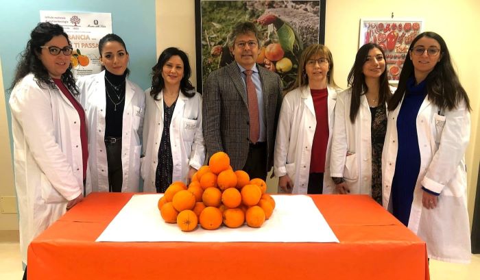 FOTO PROF. GIANNELLI CON GRUPPO RICERCATRICI DEL CENTRO NUTRIZIONE CLINICA (1)