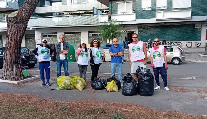 Ripulita dai rifiuti la pista ciclabile di Viale Europa 1