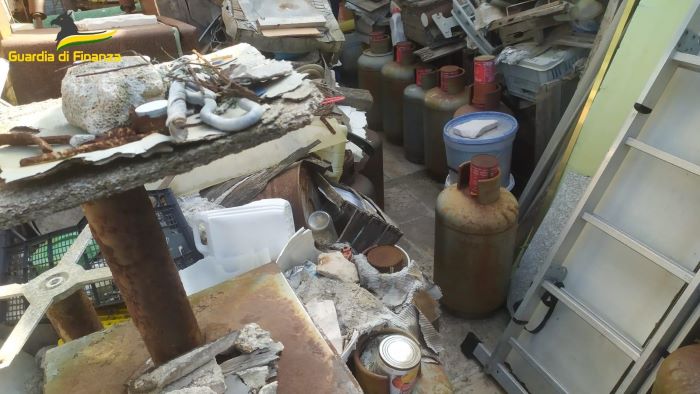 villa sequestro rifiuti sud bari