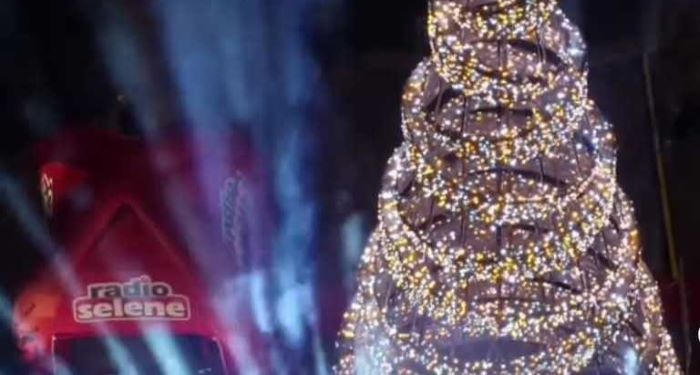 Albero di Natale in Piazza della Repubblica alto 18 metri