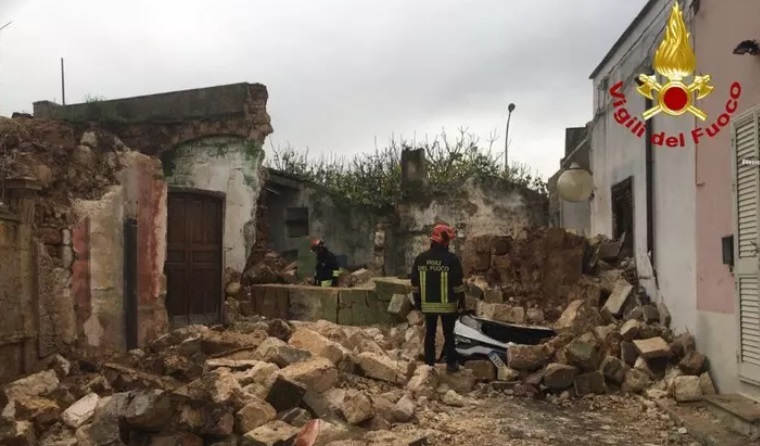 crollo squinzano vigili fuoco