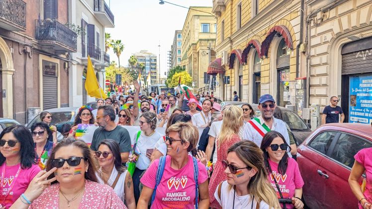 Bari Pride, in migliaia nel centro cittadino per i diritti LGBTQIA+ e la pace
