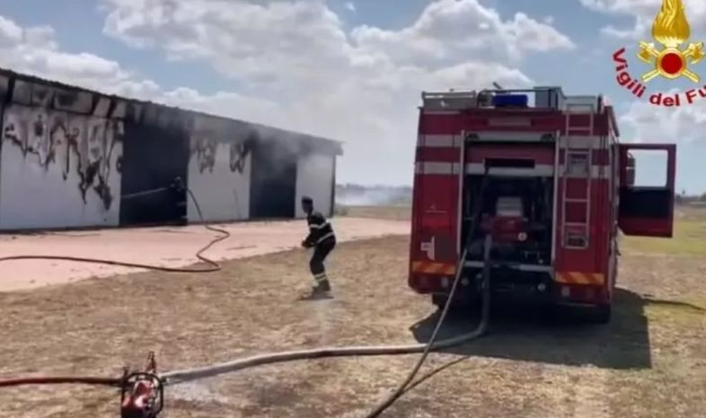 Fiamme ed esplosioni in un hangar nel brindisino: distrutti quattro aerei, due feriti